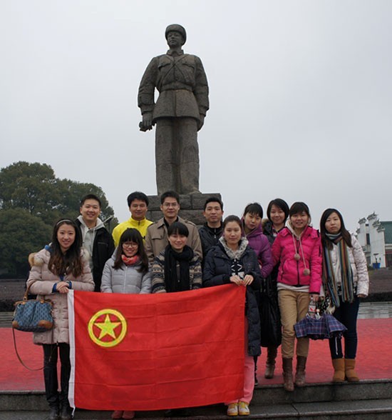 “学雷锋，献爱心”——中国共产主义青年团火搏体育（China）官方网站委员会开展慰问贫困学生助学活动